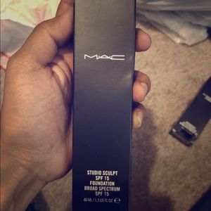 Studio Sculpt SPF 15 (Shade: NC43)